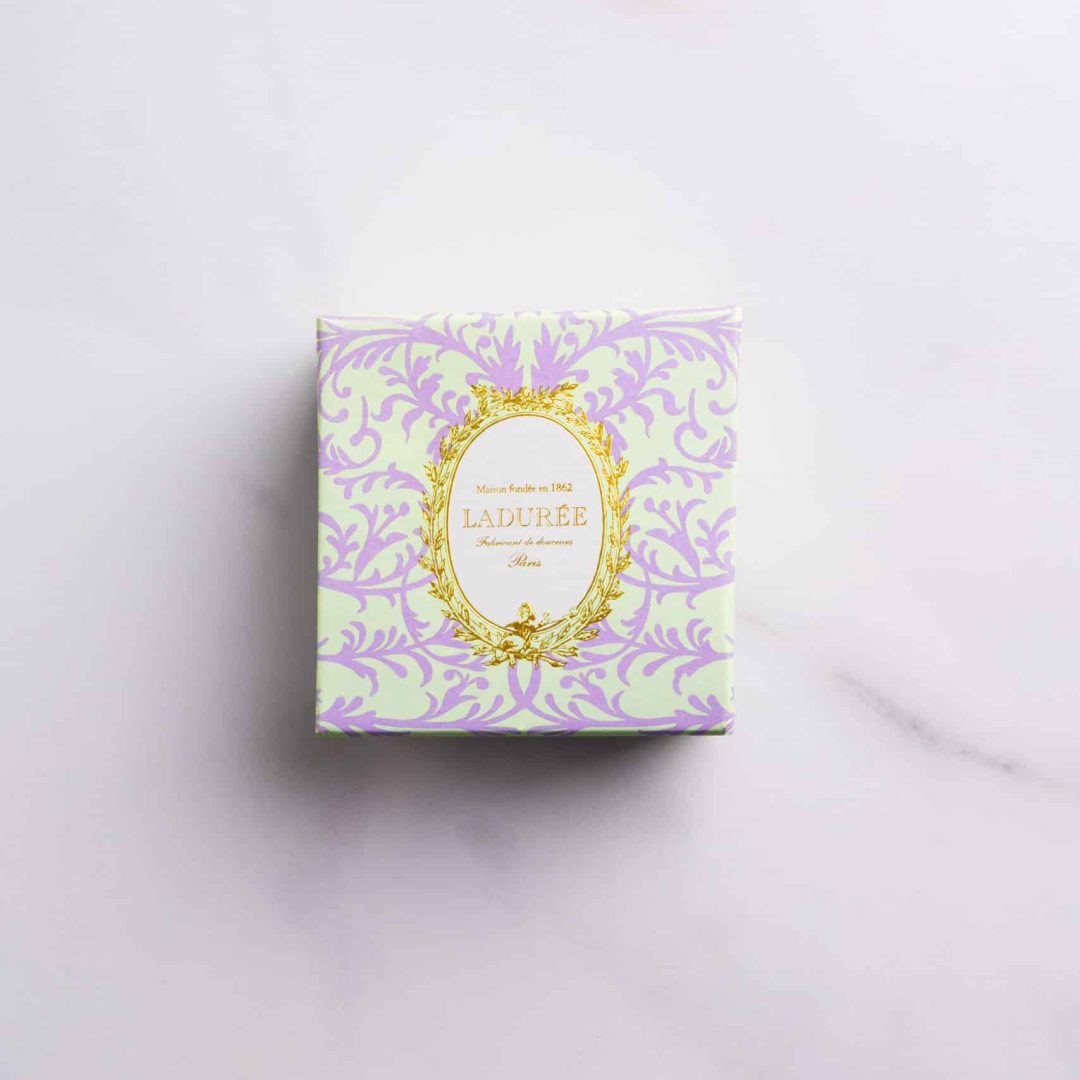 coffret rigide packaging confiserie haut de gamme dorure Ladurée collection arabesque | vue principale